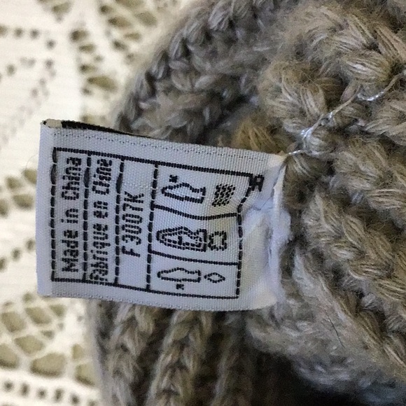 UGG knitted boots with 3 wooden buttons, cream/tan with grey heel - Picture 16 of 16